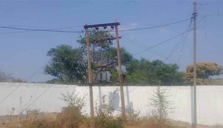 लटकते तारों और जर्जर बाउंड्री के बीच पढ़ाई को मजबूर नन्हे कदम