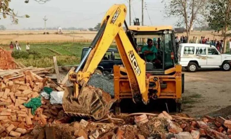 जिला प्रशासन की बड़ी कार्रवाई, एमवाय अस्पताल के पीछे 20 हजार वर्गफीट सरकारी जमीन से अतिक्रमण हटाया