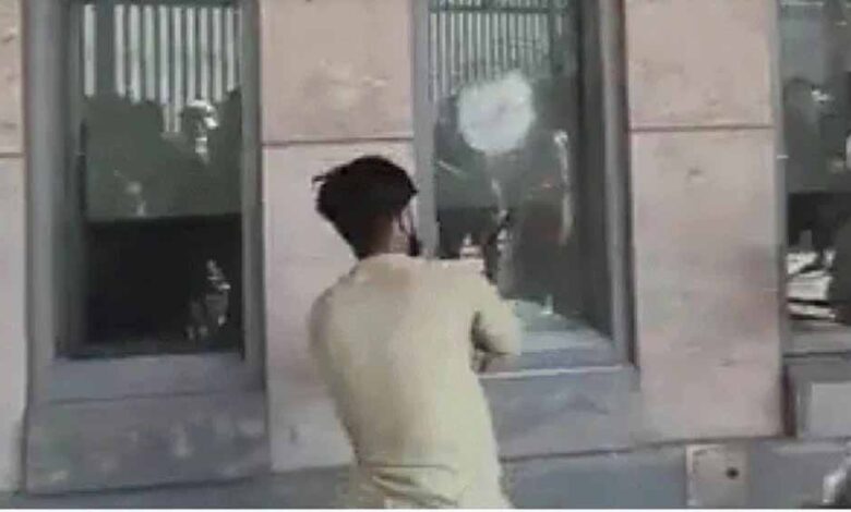 खामेनेई-की-मौत-से-पाकिस्तान-में-बवाल:-कराची-में-अमेरिकी-दूतावास-के-पास-हिंसक-प्रदर्शन,-कई-घायल