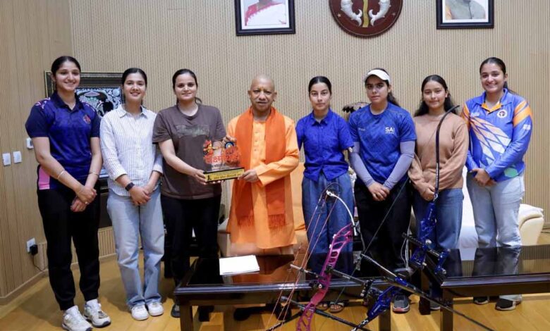 मुख्यमंत्री से मिली भारतीय महिला तीरंदाजी टीम