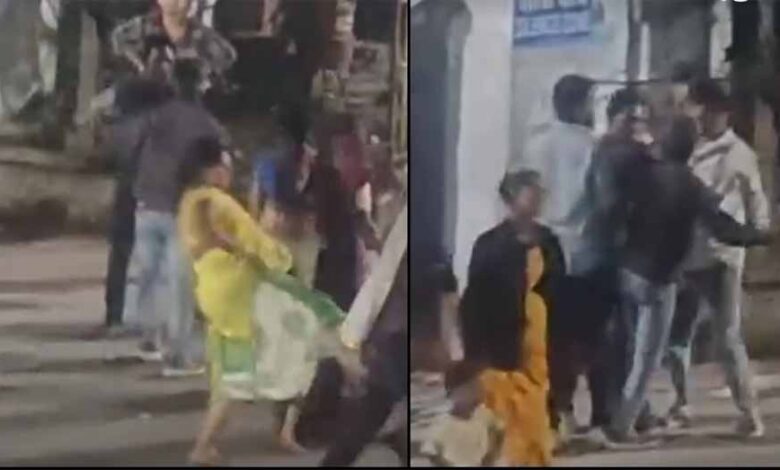 नवविवाहिता की मौत पर बवाल: अस्पताल गेट पर भिड़े दो पक्ष, वीडियो वायरल