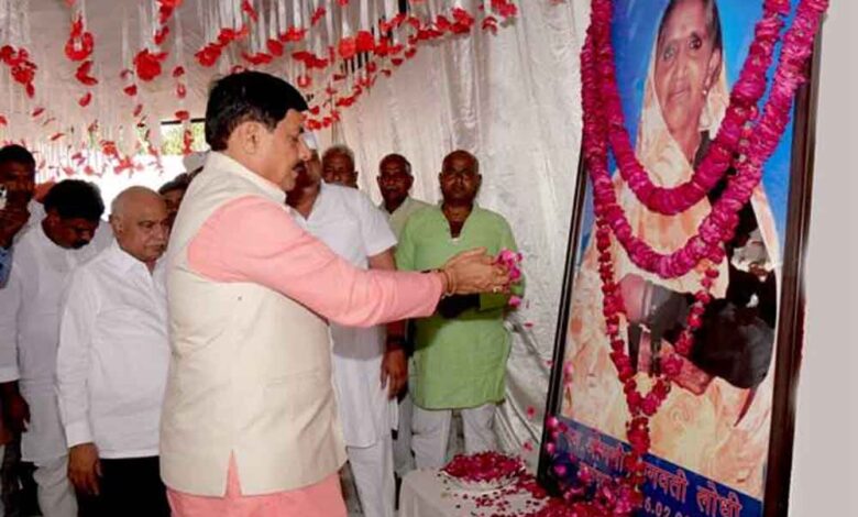 मुख्यमंत्री डॉ. यादव ने जलालपुर पहुँचकर विधायक लोधी की माताजी के निधन पर शोक संवेदनाएं व्यक्त कीं