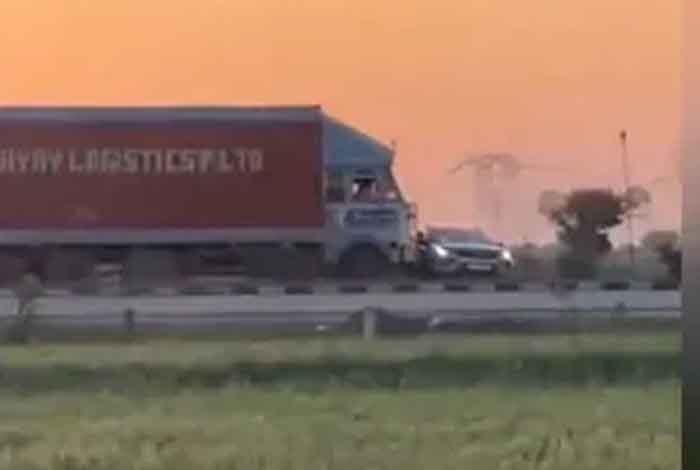 ग्वालियर में भीषण सड़क हादसा: ट्रक ने कार को मारी टक्कर, 1 किमी तक घसीटा