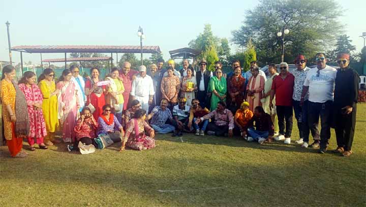 रंग, सुर और दोस्ती का संगम: सुर संदेश ग्रुप का होली पूर्व मिलन उत्साह के साथ संपन्न