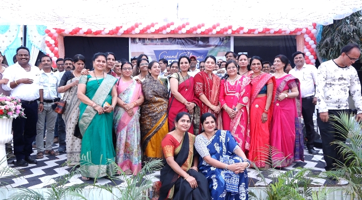 30 से 35 साल बाद एक दूसरे से मिले छात्र , छात्र जीवन के दिनों को किया याद ।