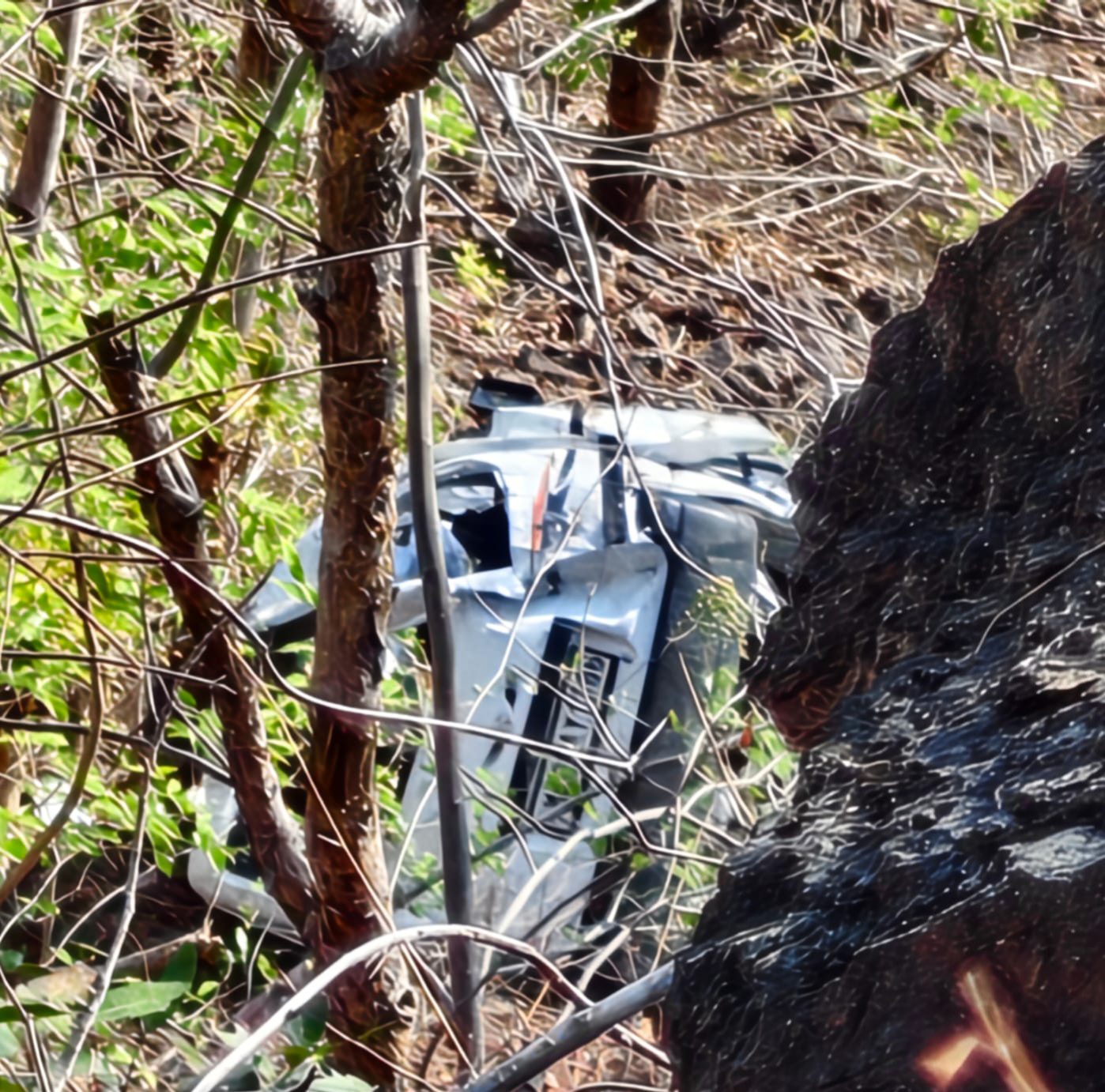 दर्दनाक सड़क हादसा 200 फीट गहरी खाई में गिरी कार , 2 की मौत ।